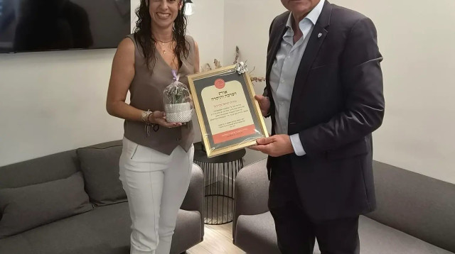 שינו זוארץ יו"ר ההתאחדות לכדורגל עם שגית בכנר, מייסדת פורום נשות המילואימניקים (צילום: אתר רשמי, ההתאחדות לכדורגל)