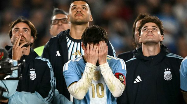 לא הצליח לעצור את הדמעות. ליאו מסי (צילום: Luis ROBAYO / AFP via Getty Images)