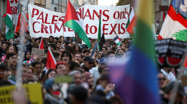 הפגנה פרו פלסטינית, דגל הגאווה (צילום: REUTERS/Christian Mang)