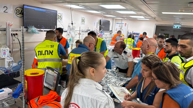 פצועים מהפיצוץ ברכס רמים בבית החולים (צילום: תיעוד מבצעי מד"א)