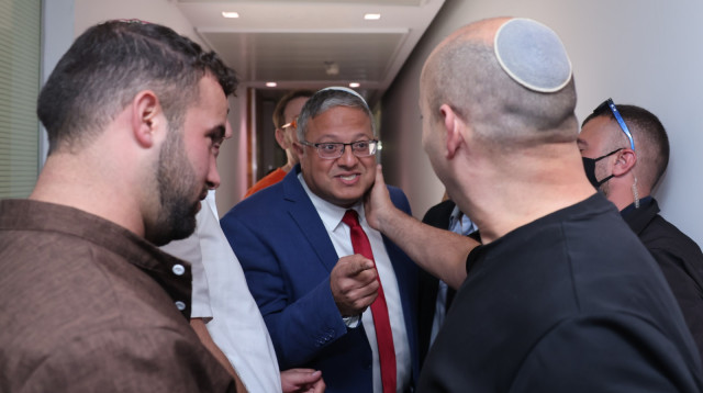 נפתלי בנט ואיתמר בן גביר בעימות במסדרון (צילום: מרק ישראל סלם)