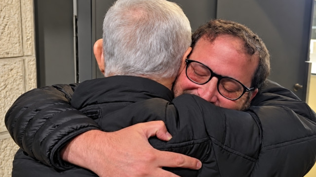 יונתן אוריך מתחבק עם בנימין נתניהו (צילום: רשתות חברתיות, שימוש לפי סעיף 27 א',בינה מלאכותית ושיפור צילום)