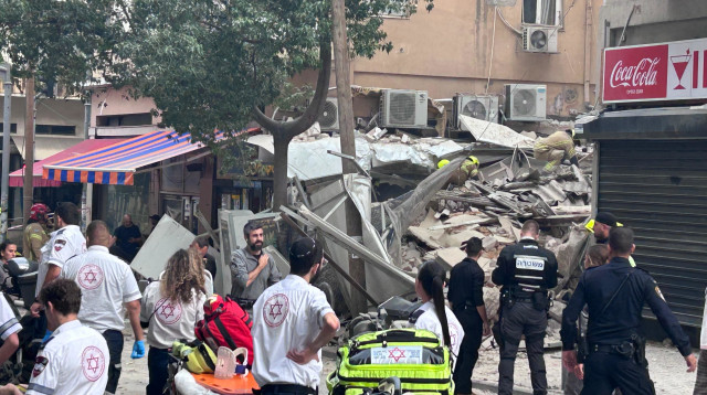 קריסת המבנה בנחלת בנימין (צילום: אבשלום ששוני)