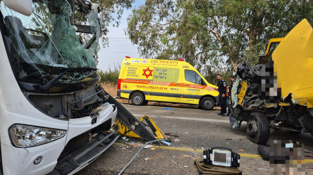 תאונת הדרכים בין האוטובוס למשאית בכביש 91 (צילום: תיעוד מבצעי מד"א)