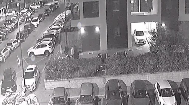 חשד לניסיון תקיפה בפתח תקווה (צילום: מצלמות אבטחה)
