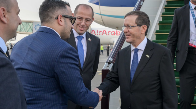 יצחק הרצוג נוחת בבאקו  (צילום: מעיין טואף/לע״מ)