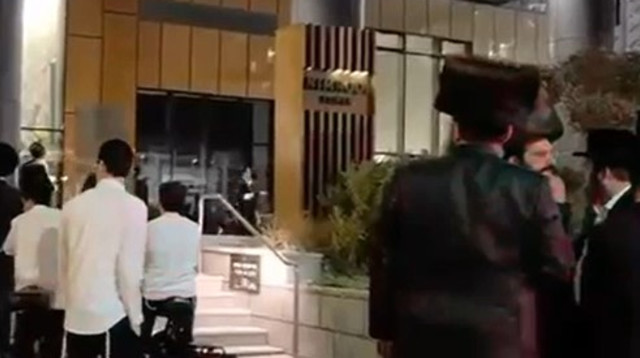 הפגנת חרדים בבני ברק - מנסים לפרוץ לבניין של צהל (צילום: שימוש לפי סעיף 27א',רשתות)