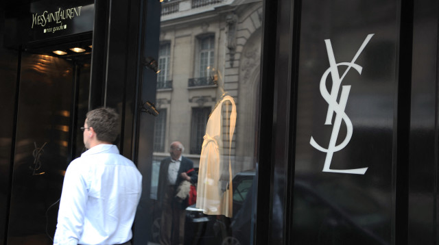 חנות של ysl (צילום: BERTRAND LANGLOIS / AFP via Getty Images)