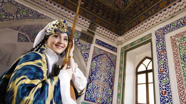 אישה בלבוש אוזבקי מסורתי  (צילום: Uzbekistan travel)