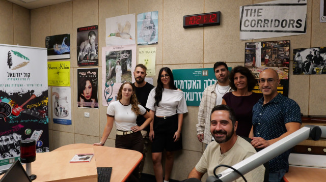 צוות המכללה והסטונדטים באולפן הרדיו (צילום: עומר שבת)