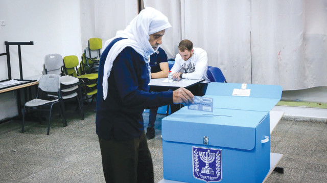 ערבים בקלפי כפר מנדא, מרץ 2021 (צילום: ג'מאל עוואד, פלאש 90)