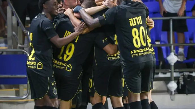 בדרך לניצחון היסטורי? שחקני בית"ר ירושלים חוגגים עם עומר אצילי (צילום: קובי אליהו)
