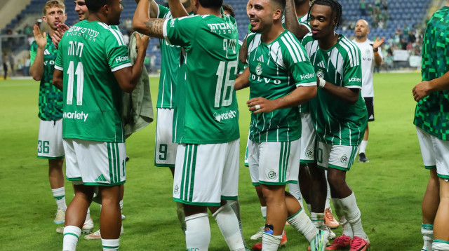 שחקני מכבי חיפה חוגגים (צילום: אודי ציטיאט)