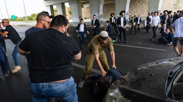 הפגנת חרדים בכביש 4 (צילום: חיים גולדברג/פלאש 90)