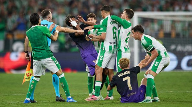 לאמין ימאל בעימות עם פאקונדו ברנאל (צילום: GettyImages)