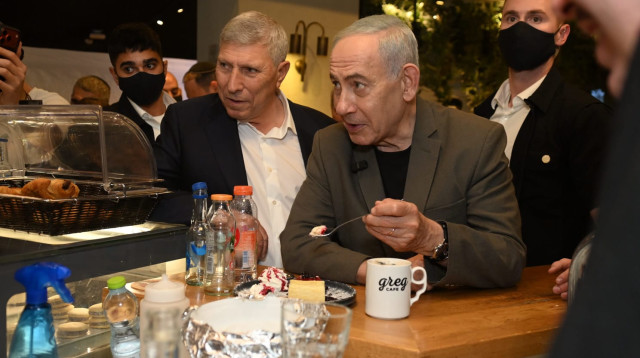 בנימין נתניהו בסניף קפה גרג בקריית אתא (צילום: יחצ)