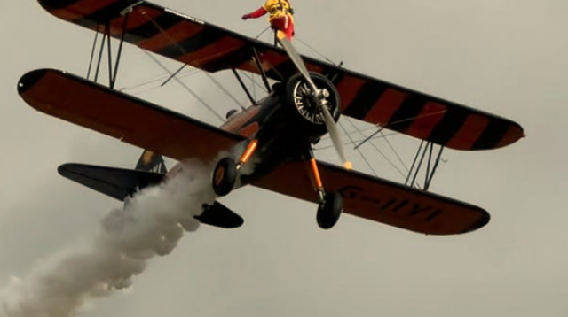 בת 99 עומדת על מטוס (צילום: צילום מסך מתוך אינסטגרם)