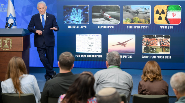 בנימין נתניהו בתדרוך לכתבים (צילום: מעיין טואף לע"מ)