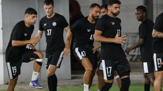 שחקני עירוני טבריה בחימום (צילום: קובי אליהו)