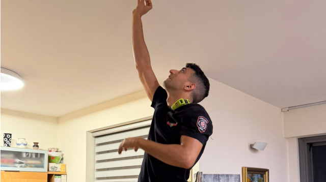 התקנת גלאי עשן (צילום: כבאות והצלה ארצי)