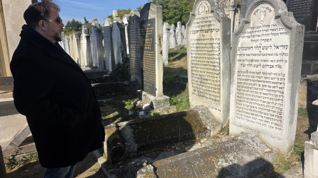 ג'וש ארונסון בקבר סבא רבא שלו בסלובקיה (צילום: ג'וש ארונסון)