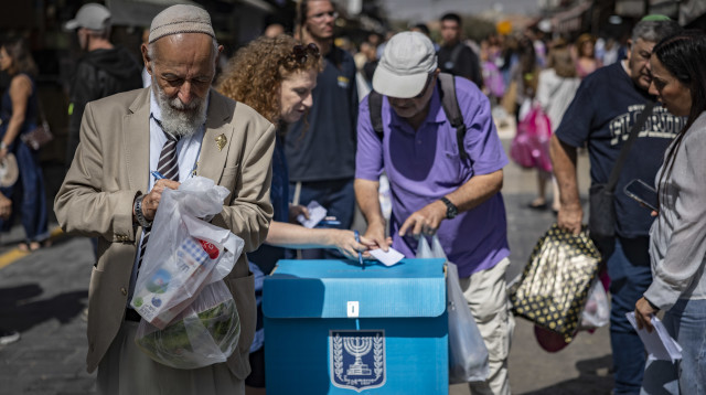 קלפי מוצבת בשוק מחנה יהודה לקראת בחירות 2026 (צילום: יונתן זינדל פלאש 90)