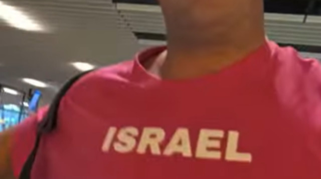 "ישראל הורגת ילדים" - הנוסע סירב להוריד החולצה (צילום: רשתות שימוש לפי סעיף 27)