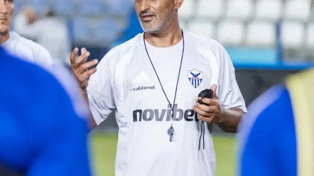 יצחקי באימון הבכורה (צילום: אתר רשמי, אנורתוזיס פמגוסטה)