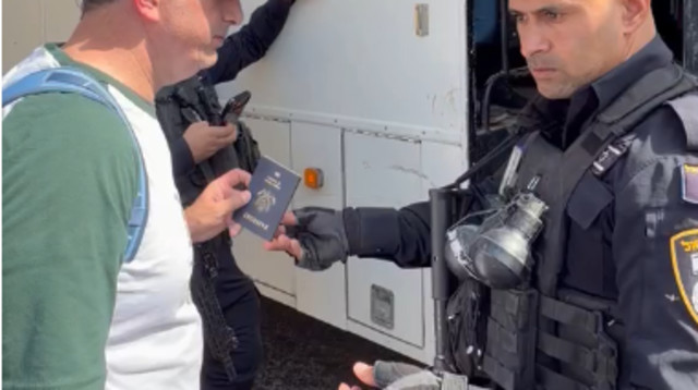 המועמד הדמוקרטי לקונגרס בראד לנדר נעצר לאחר שעזר למסוק זיתים בגדה המערבית (צילום: תמר גלזרמן, ישראלים למען שלום, ניו יורק)