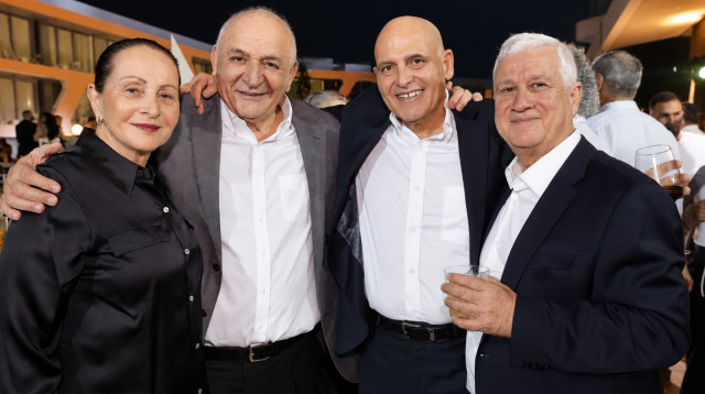 רוני יצחקי, דוד פתאל, יצחק וחיה תשובה (צילום: עזרא לוי)