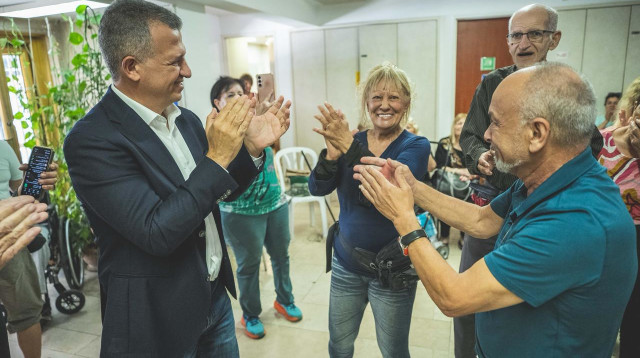 שאמה הכהן עם אזרחים ותיקים ברמת גן (צילום: דוברות)