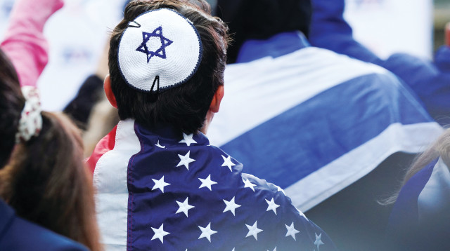 יהודי בניו יורק עטוף בדגל ארה''ב (צילום: רויטרס)