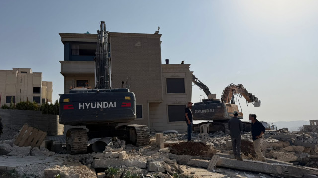 הריסת מבנים בלתי חוקיים בסמוך לזירת הפיגוע בחברון (צילום:  יחידת הפיקוח)