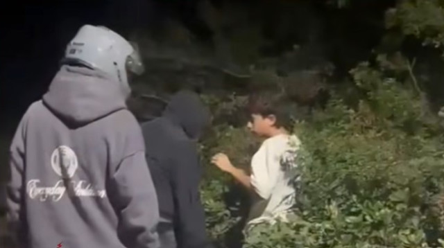 מתוך תיעוד נערים תוקפים באלימות קטין בכפר סבא (צילום: צילום מסך פייסבוק)