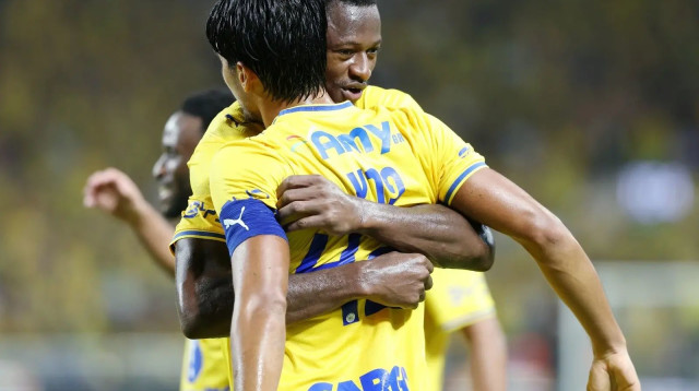 מוחמד עלי קמארה חוגג עם דור פרץ לזכות מכבי תל אביב (צילום: דני מרון)