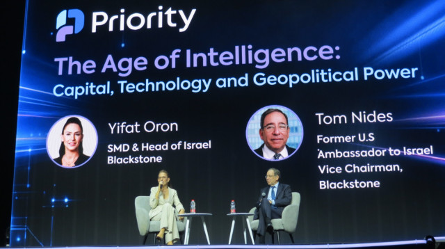 טום ניידס ויפעת אורון בכנס של חברת Priority (צילום: שגיא פלדמן)