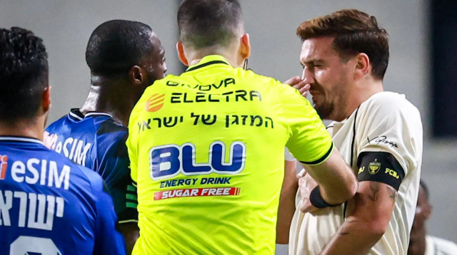 ירדן שועה שחקן בית"ר ירושלים בעימות עם שחקני הפועל פתח תקוה (צילום: קובי אליהו)