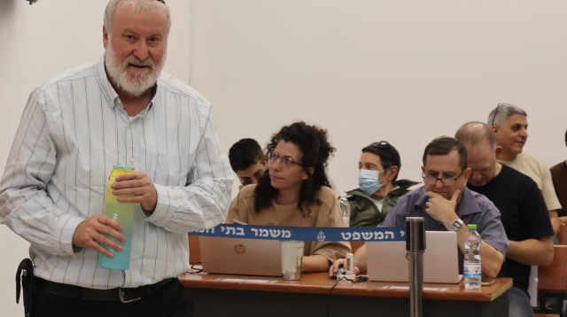 אביחי מנדלבליט בבית המשפט (צילום: מארק ישראל סלם)