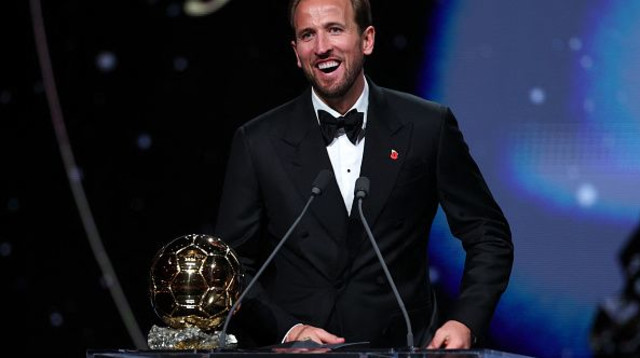 הארי קיין עם כדור הזהב (צילום: GettyImages)