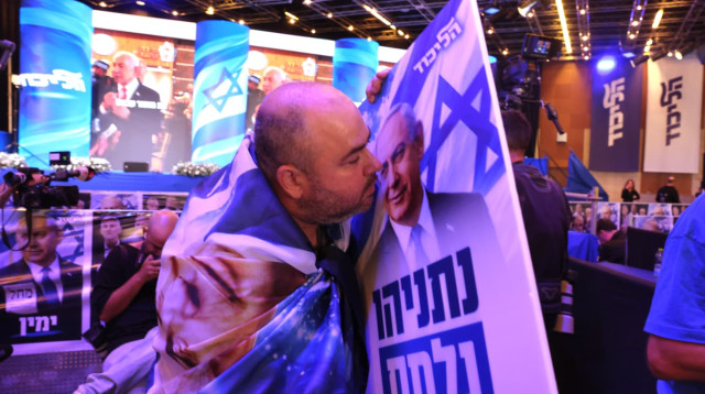 לירן חולצה אפורה במטה הליכוד, בחירות 2026 (צילום: מרק ישראל סלם)
