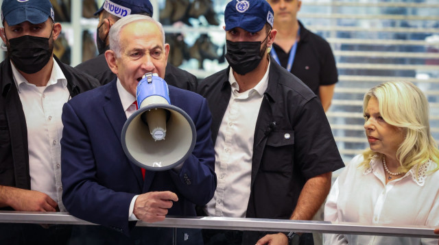 בנימין נתניהו עם מגפון, קניון בית שמש (צילום: Yaakov Lederman/Flash90)