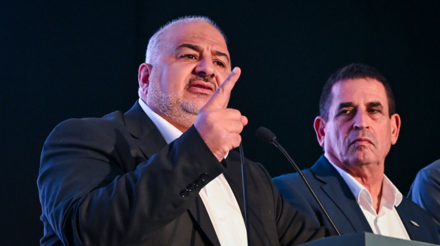 יו"ר מפלגת רע"ם מנסור עבאס במטה המפלגה 2026 (צילום: מיכאל גלעדי, פלאש 90)