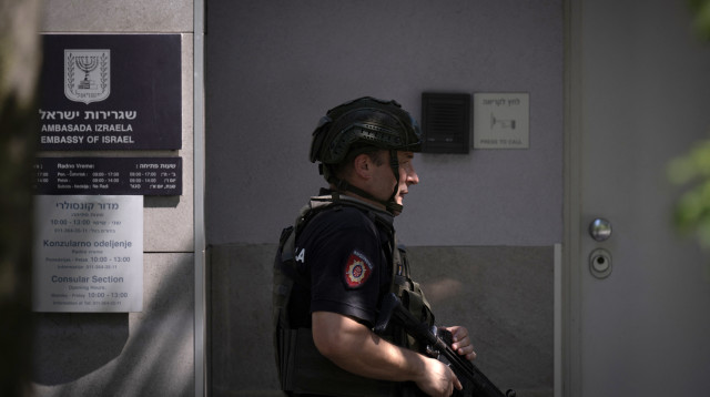 שוטר סרבי בשגרירות ישראל בסרביה, 2024 (צילום: gettyimages)