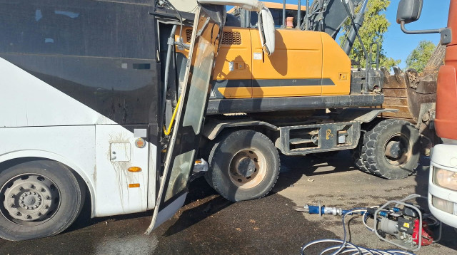 תאונת דרכים בין טרקטור לאוטובוס בנגב (צילום: תיעוד מבצעי מד"א)