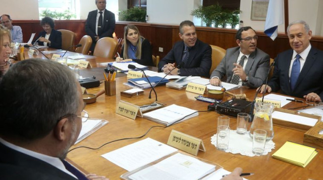 בנימין נתניהו בישיבת ממשלה, 22 באוקטובר 2014  (צילום: מרק ישראל סלם)
