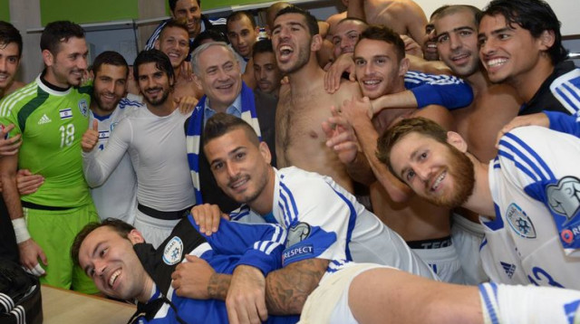 נבחרת ישראל עם נתניהו (צילום: עמית שבי, פלאש 90)