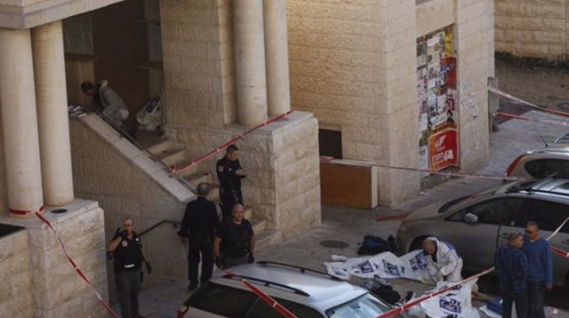 זירת הפיגוע בבית הכנסת בהר נוף (צילום: יונתן סינדל, פלאש 90)