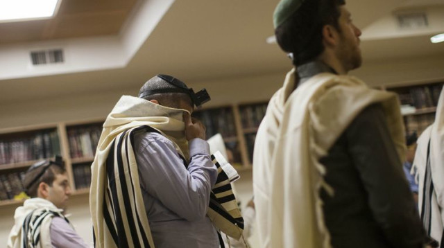 תפילת שחרית אחרי פיגוע בבית הכנסת בני תורה (צילום: פלאש 90)