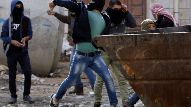 יידוי אבנים בחברון (צילום: רויטרס)