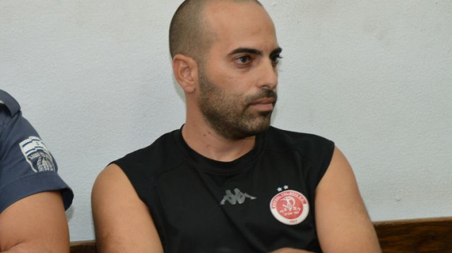 אוהד הפועל תל אביב שפרץ למגרש במהלך הדרבי התל אביבי (צילום: פלאש 90)